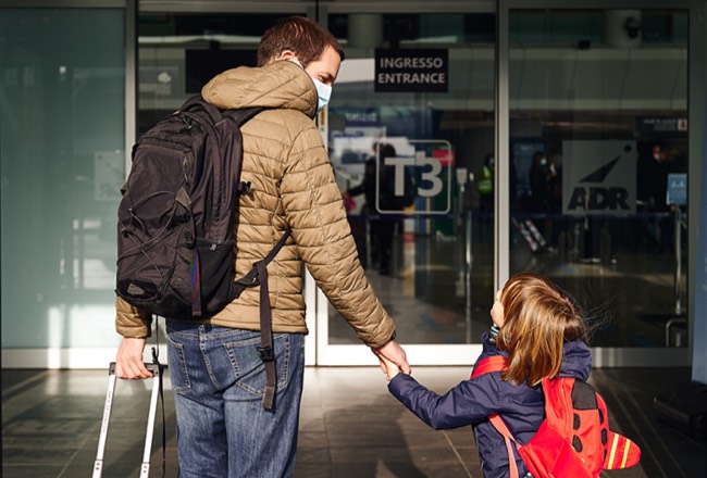 padre figno terminal ingresso mano nella mano