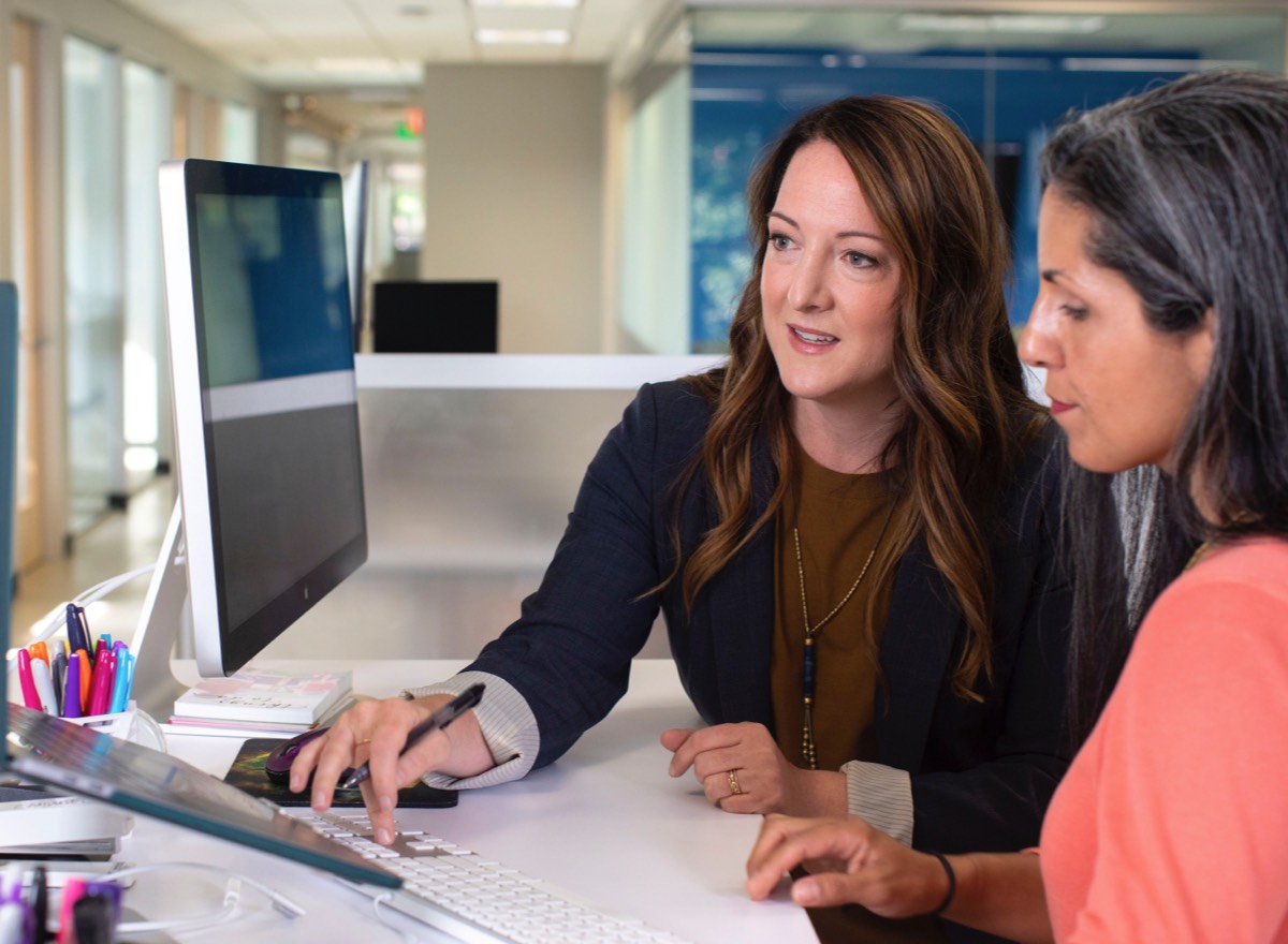 donne colleghe davanti al computer in ufficio