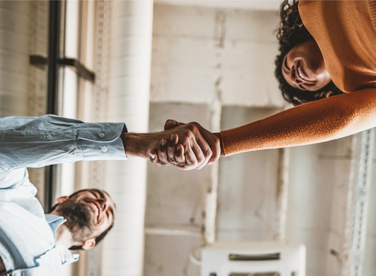 colloquio di lavoro tra due persone uomo e donna