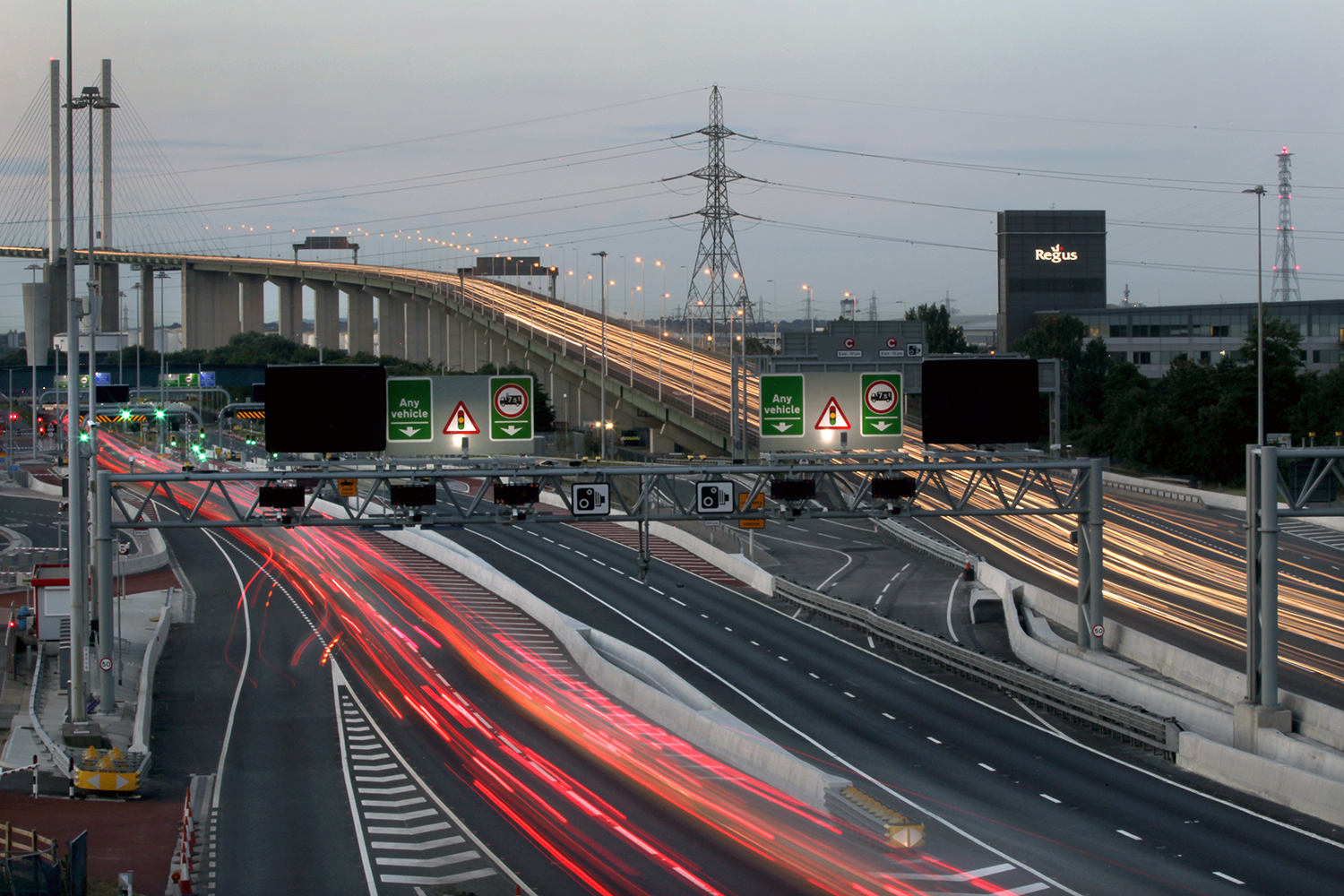 autostrada svincolo traliccio edifici