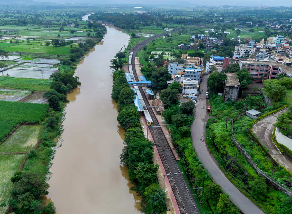 fiume paesino sulla destra campi sulla sinistra ferrovia vicino lago