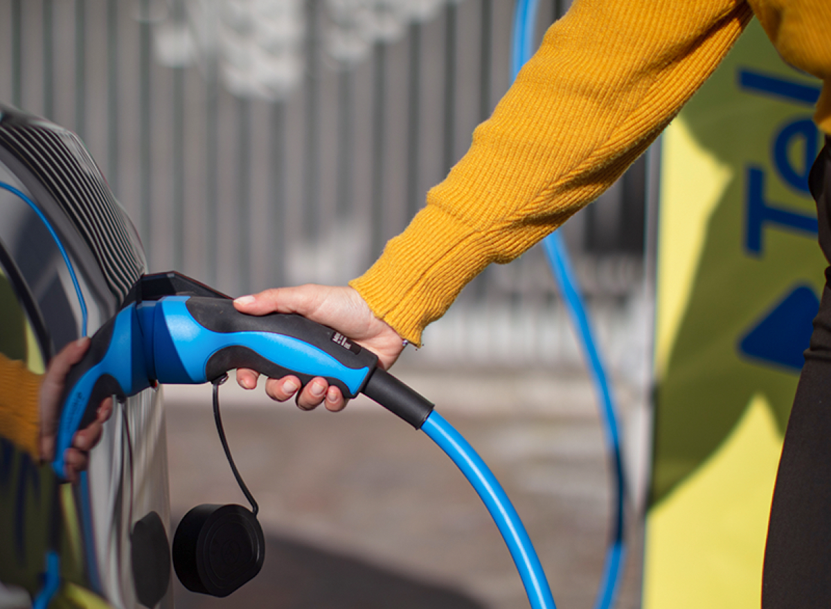 distributore di elettricità carica auto braccio con manica arancione