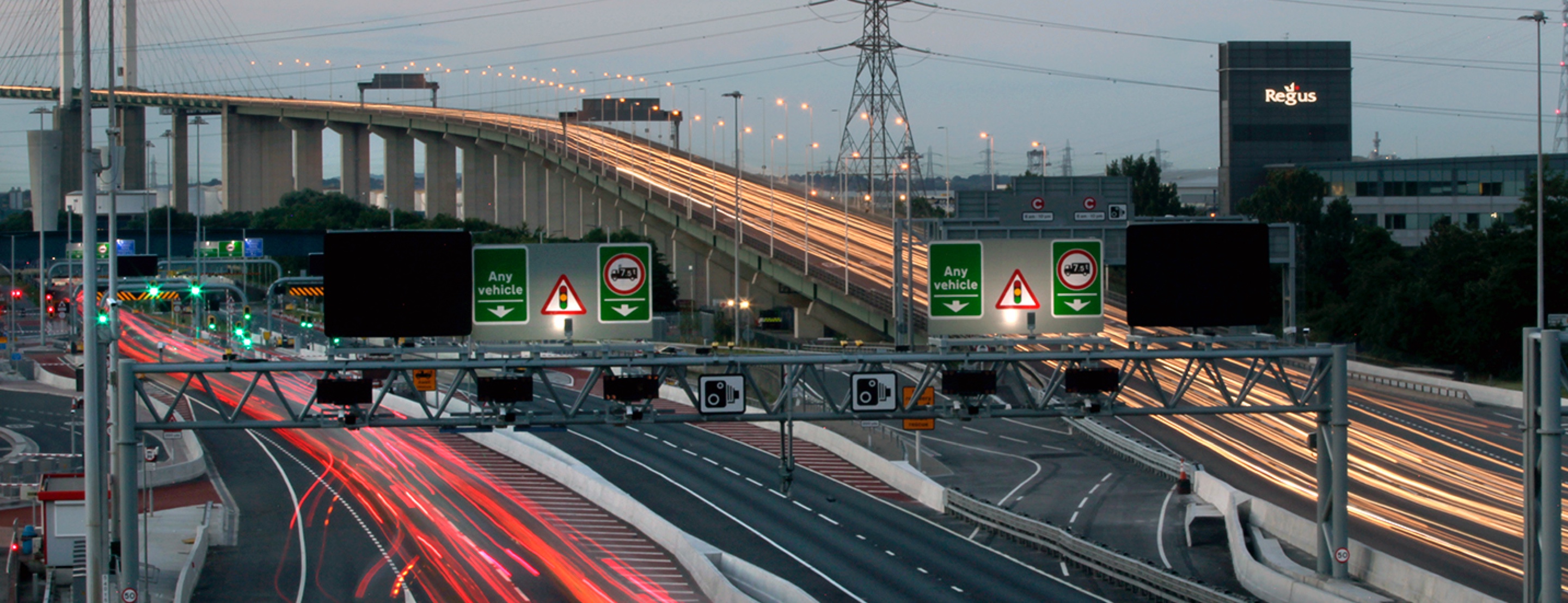 Autostrada svincolo cartelli di segnalazione edificio lampioni traliccio corrente