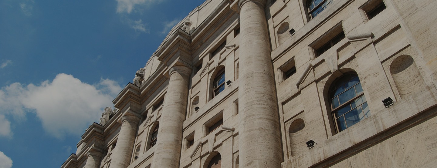 palazzo sotto a cielo con qualche nuvoletta