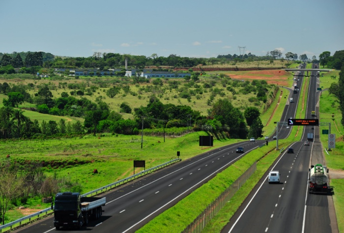 autostrada macchine prati alberi cielo limpido