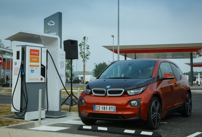 BMW ferma ad una stazione di benzina a ricaricarsi distrubutore sulla sinistra