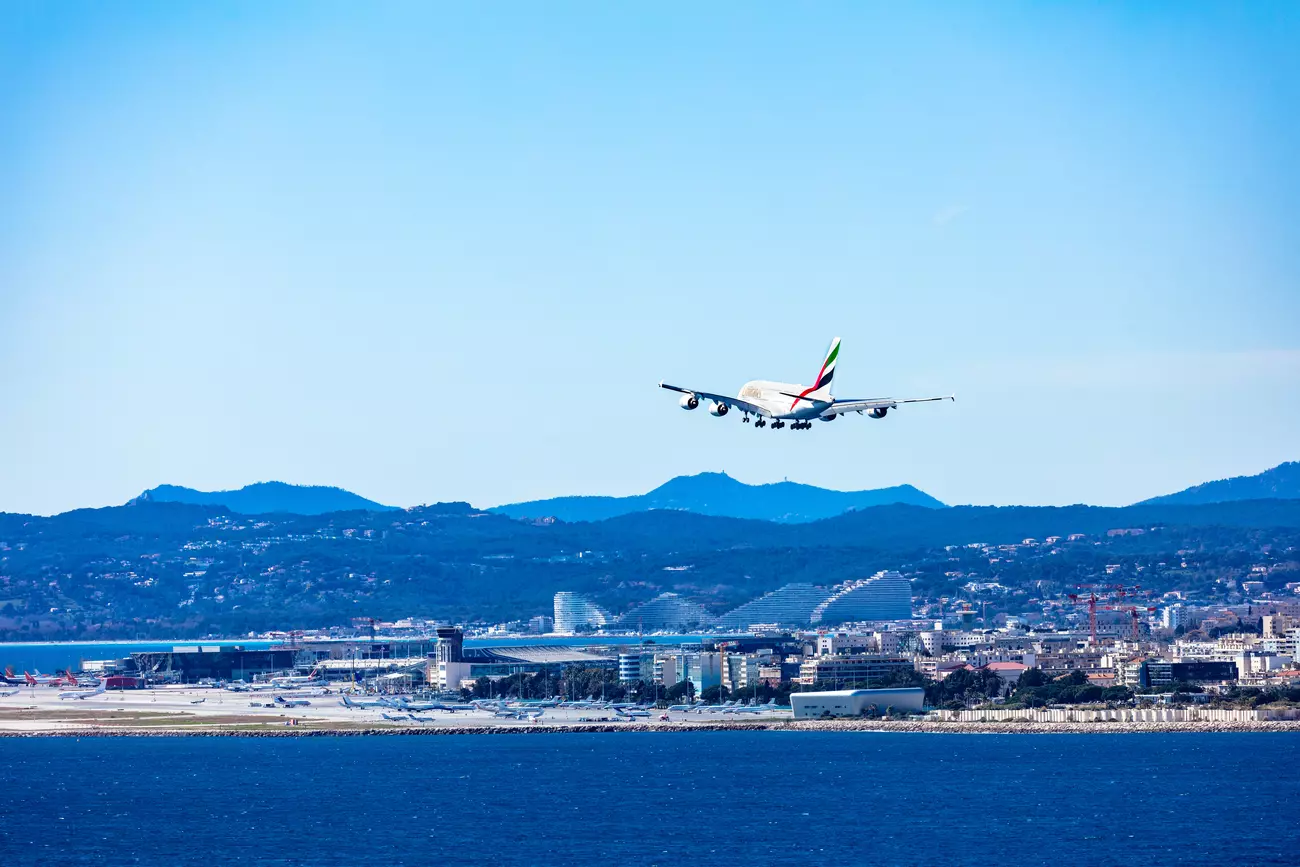 Nizza aereo montagne cielo azzurro mare