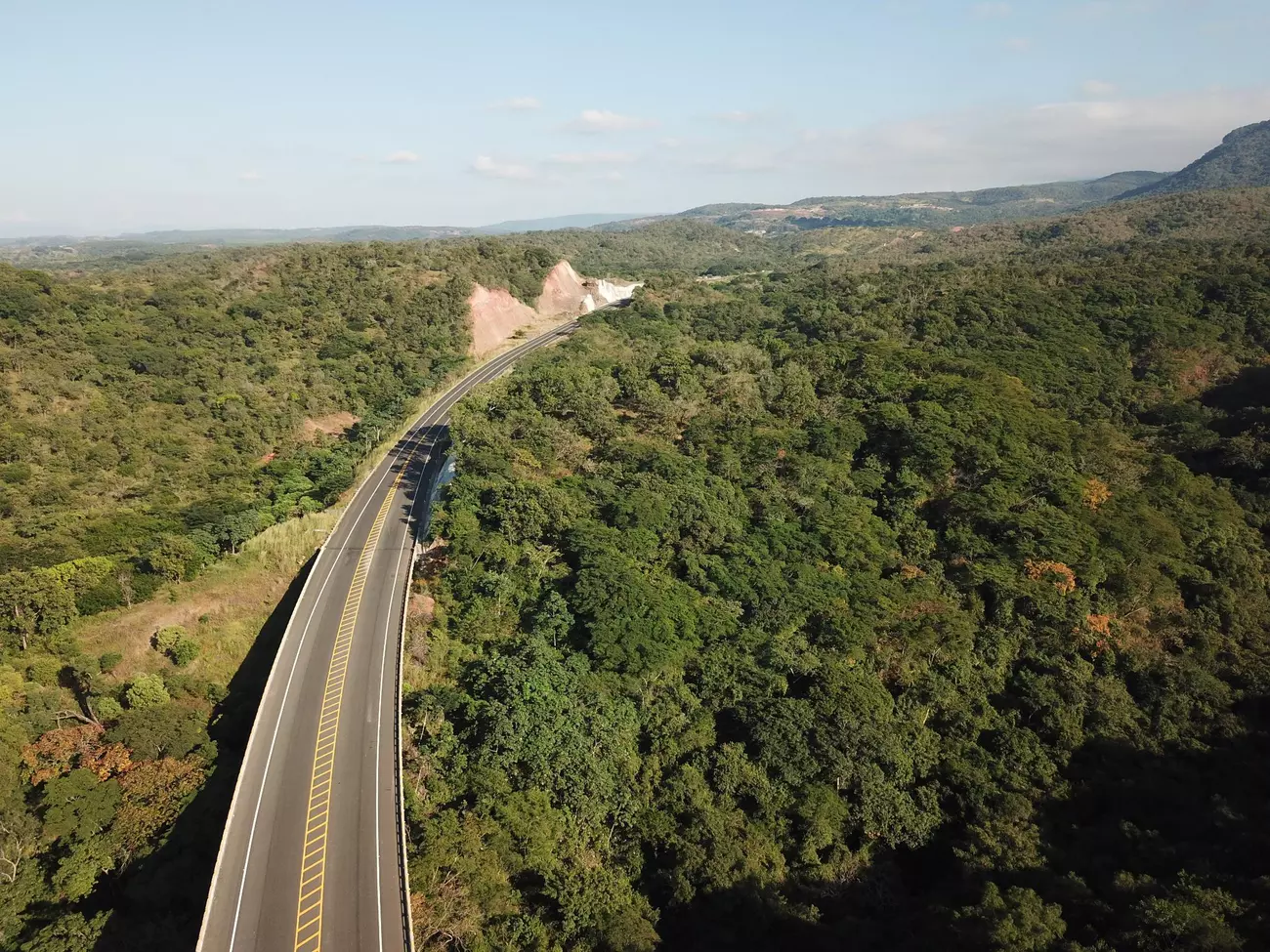 Strada nella natura del Messico