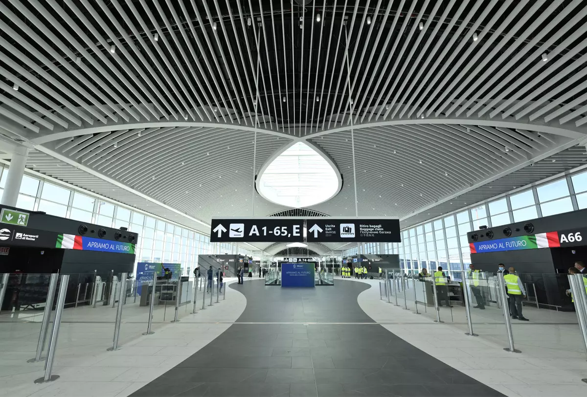 Interno Aeroporto con indicazione per un Gate