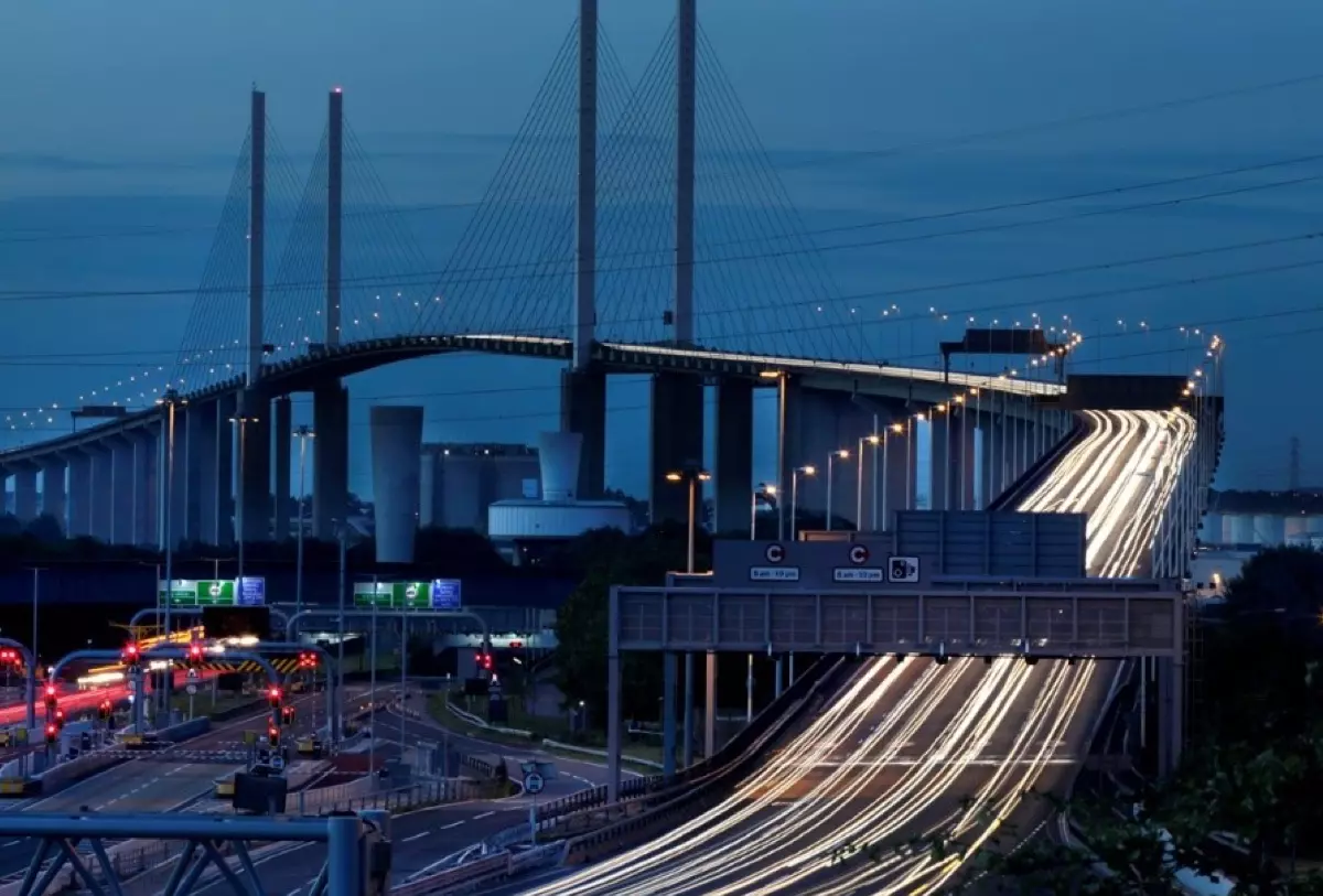 Fasci di luci delle macchine su un ponte in città