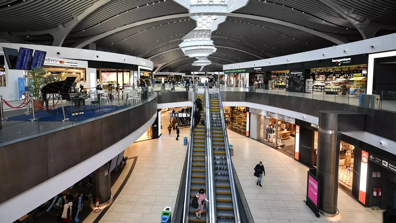 Centro Commerciale scale mobili al centro negozi