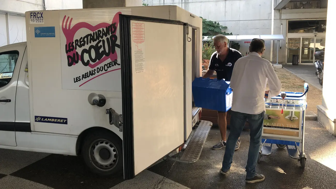 camioncino persone secchio blu vetrate sullo sfondo