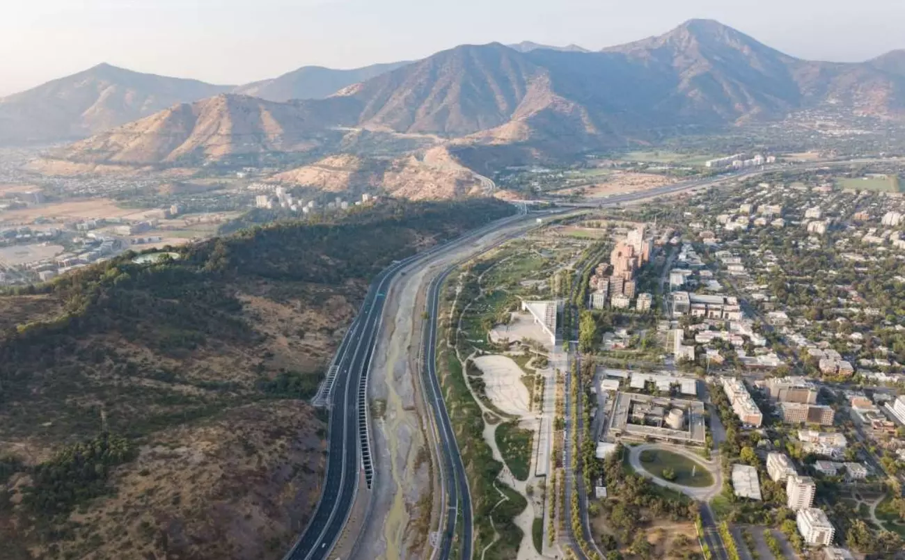 strada città montagne collinetta sulla destra cielo azzurro