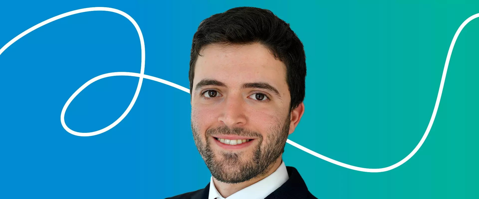 Foto di Andrea con dietro sfondo Mundys