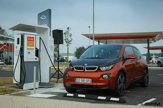 Stazione di ricarica elettrica di Sanef, società della nostra concessionaria Abertis