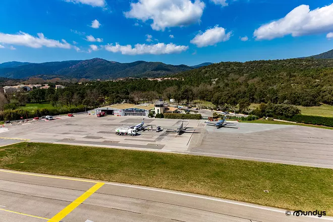 Vista panoramica dell’aeroporto di Saint Tropez della nostra concessionaria Aéroport de la Côte d'Azur