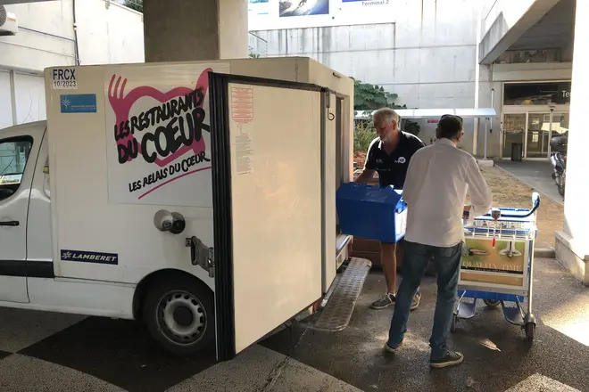 camioncino persone secchio blu vetrate sullo sfondo